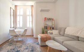Supreme Luxury Top Central 1 Bedroom Apartment